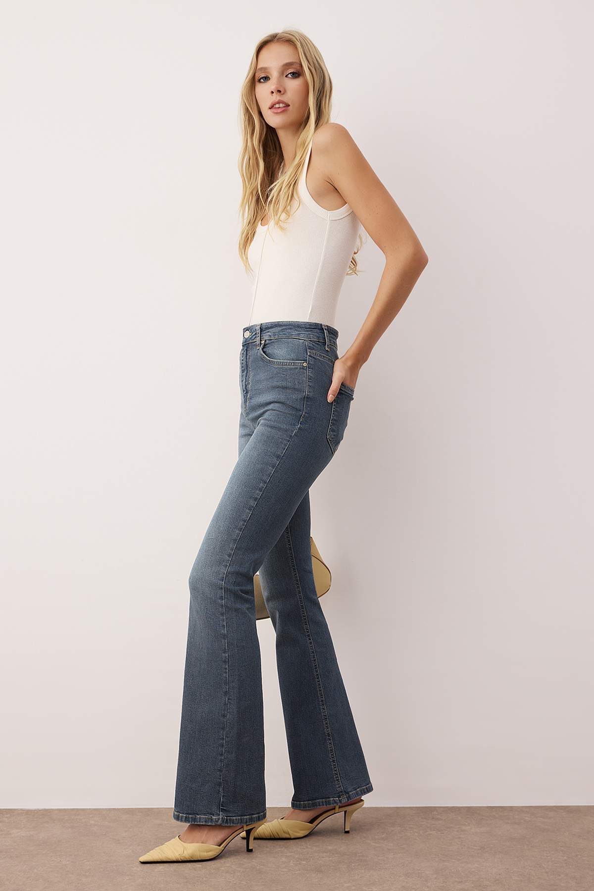 Trendyolmilla Mavi*002 Süper Yüksek Bel Comfort/Esnek Flare Jeans TWOSS23JE00064