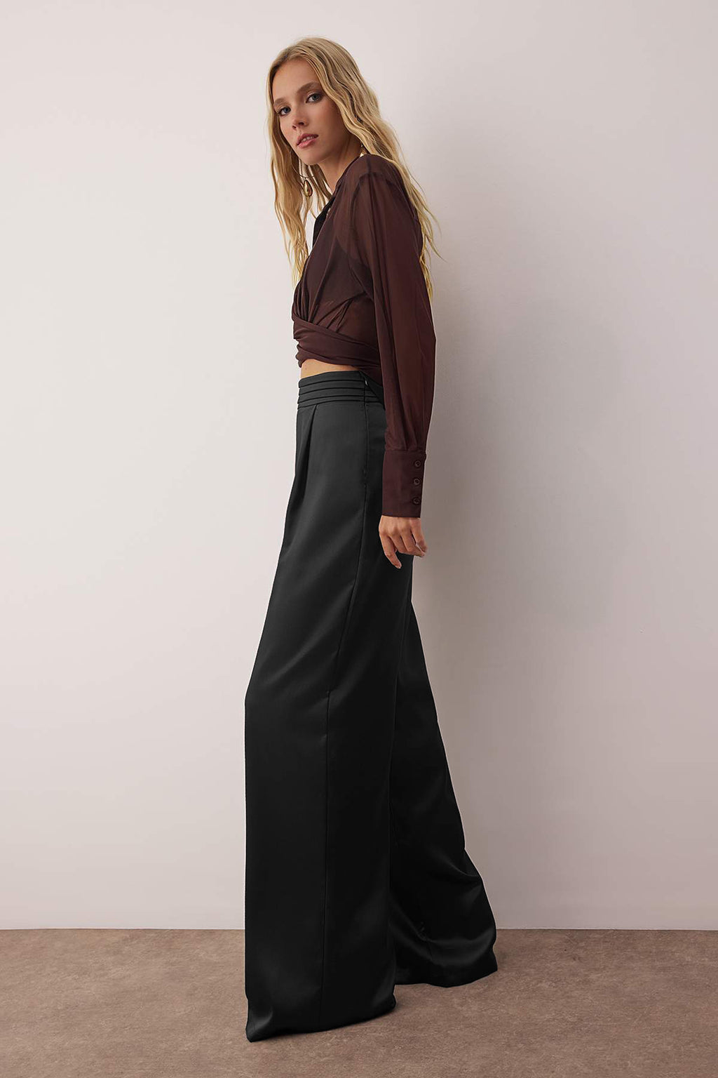 Trendyolmilla Bej Bol Paça Dokuma Saten Pantolon TPRSS23PL00001