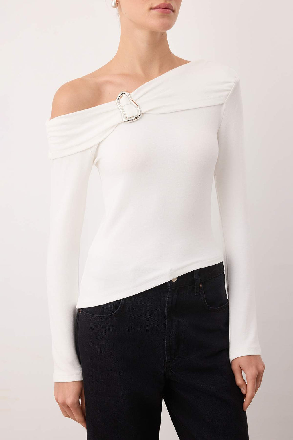 Trendyolmilla Mürdüm Asimetrik Yaka Aksesuar Detaylı Fitted Açık Omuzlu Örme Bluz TWOAW26BZ00121