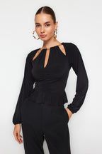 Trendyolmilla Koyu Kahverengi Pencere/Cut Out Detaylı Aksesuarlı Örme Bluz TPRAW24BZ00053