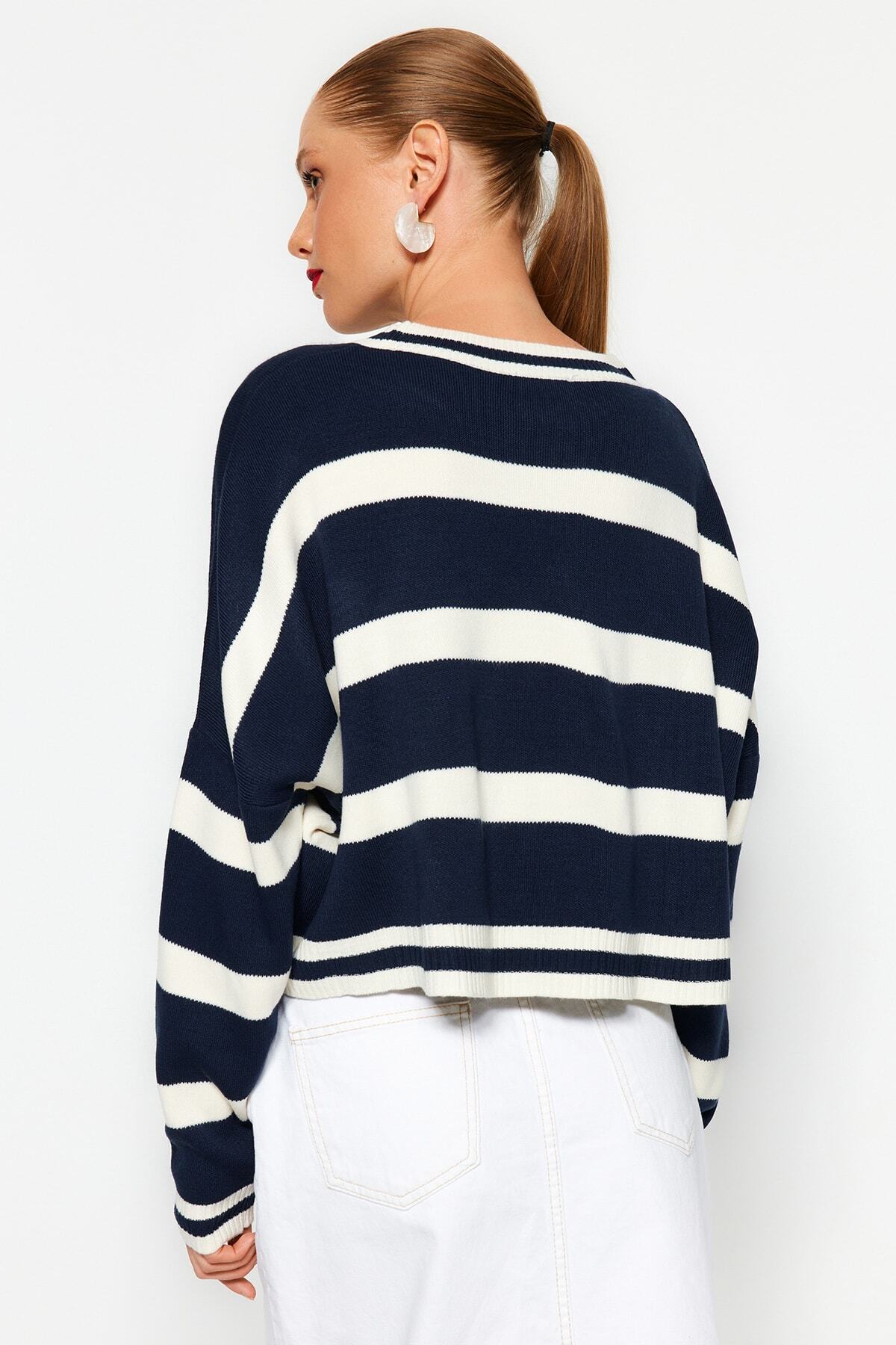 Trendyolmilla Lacivert Crop Çizgili Triko Kazak TWOAW23KZ00205