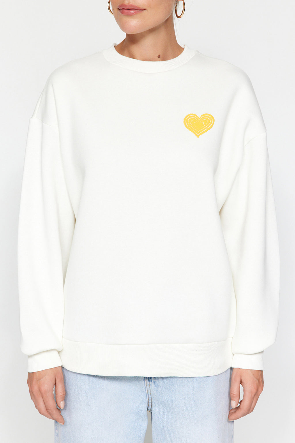 Trendyolmilla Ekru Kalın İçi Polarlı Göğüs ve Sırt Kabartma Baskılı Oversize Örme Sweatshirt TWOAW24SW00226