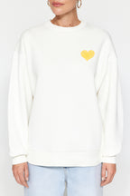 Trendyolmilla Ekru Kalın İçi Polarlı Göğüs ve Sırt Kabartma Baskılı Oversize Örme Sweatshirt TWOAW24SW00226