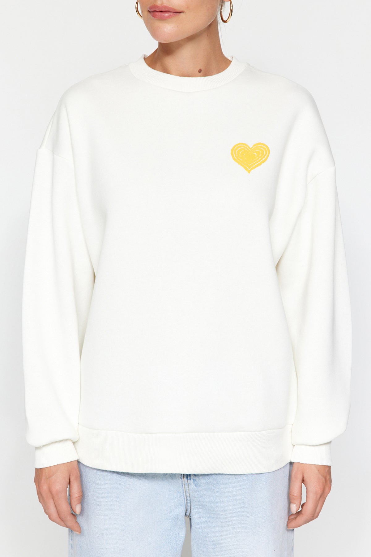 Trendyolmilla Ekru Kalın İçi Polarlı Göğüs ve Sırt Kabartma Baskılı Oversize Örme Sweatshirt TWOAW24SW00226
