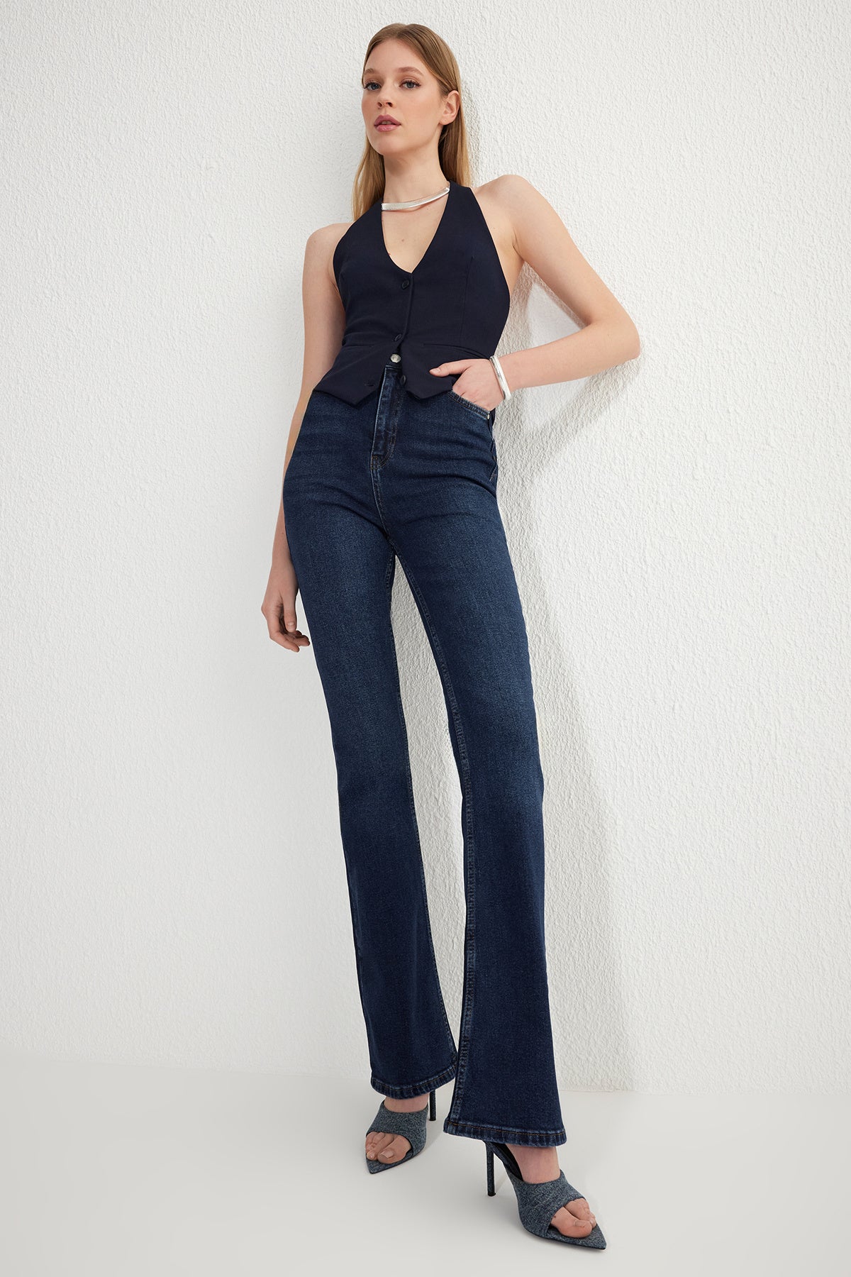 Trendyolmilla Koyu Mavi Yüksek Bel Orta Esnek Flare İspanyol Paça Jeans TWOSS25JE00109