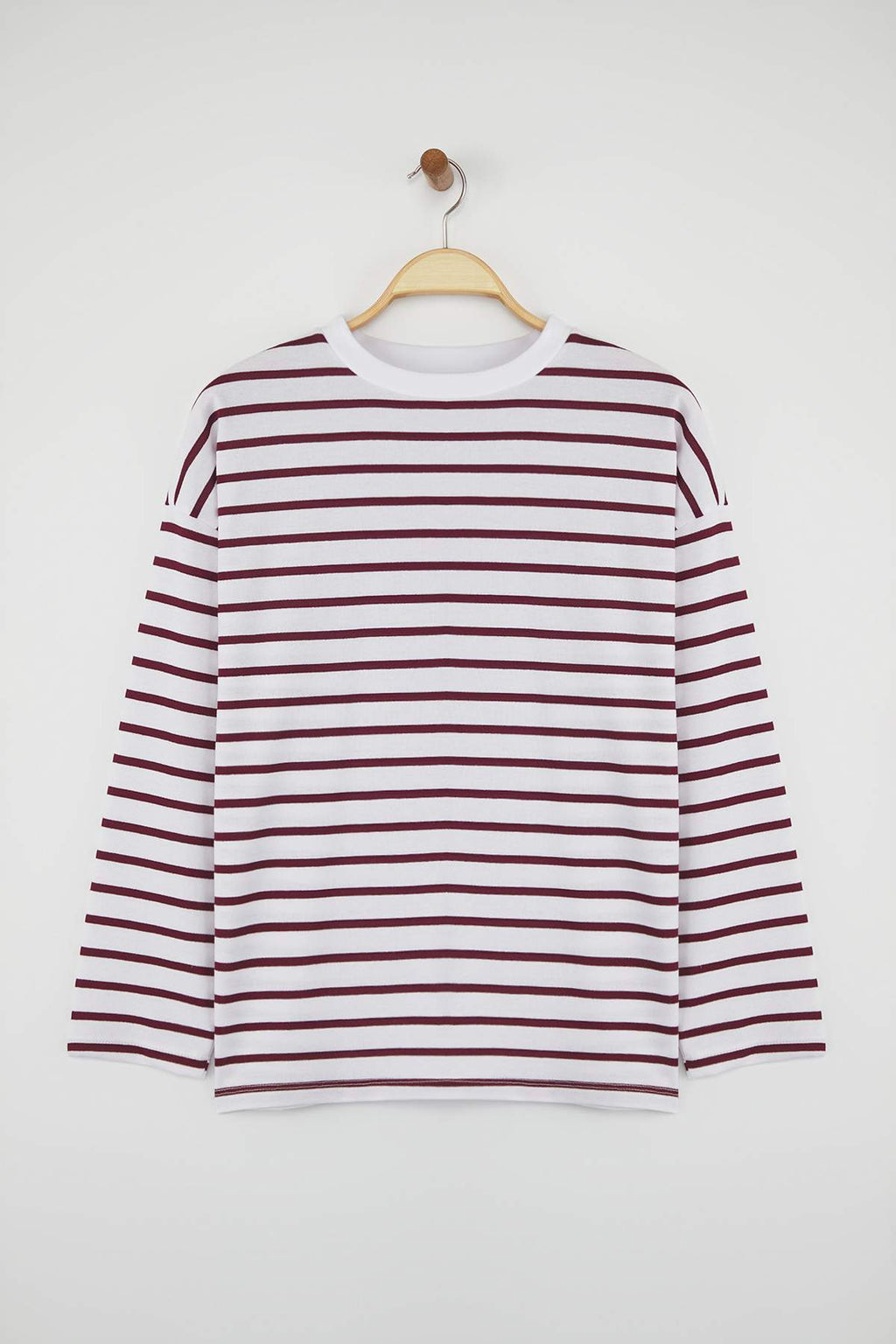 Trendyolmilla Beyaz Çizgili Oversize/Geniş Kesim Bisiklet Yaka İnce Örme Sweatshirt TWOAW23SW00326