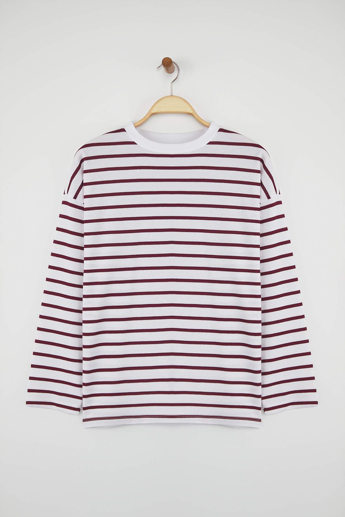 Trendyolmilla Beyaz Çizgili Oversize/Geniş Kesim Bisiklet Yaka İnce Örme Sweatshirt TWOAW23SW00326