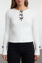 Trendyolmilla Ekru Fiyonk ve Cut Out Detaylı Bisiklet Yaka Slim/Vücuda Oturan Örme Bluz TWOAW25BZ00177