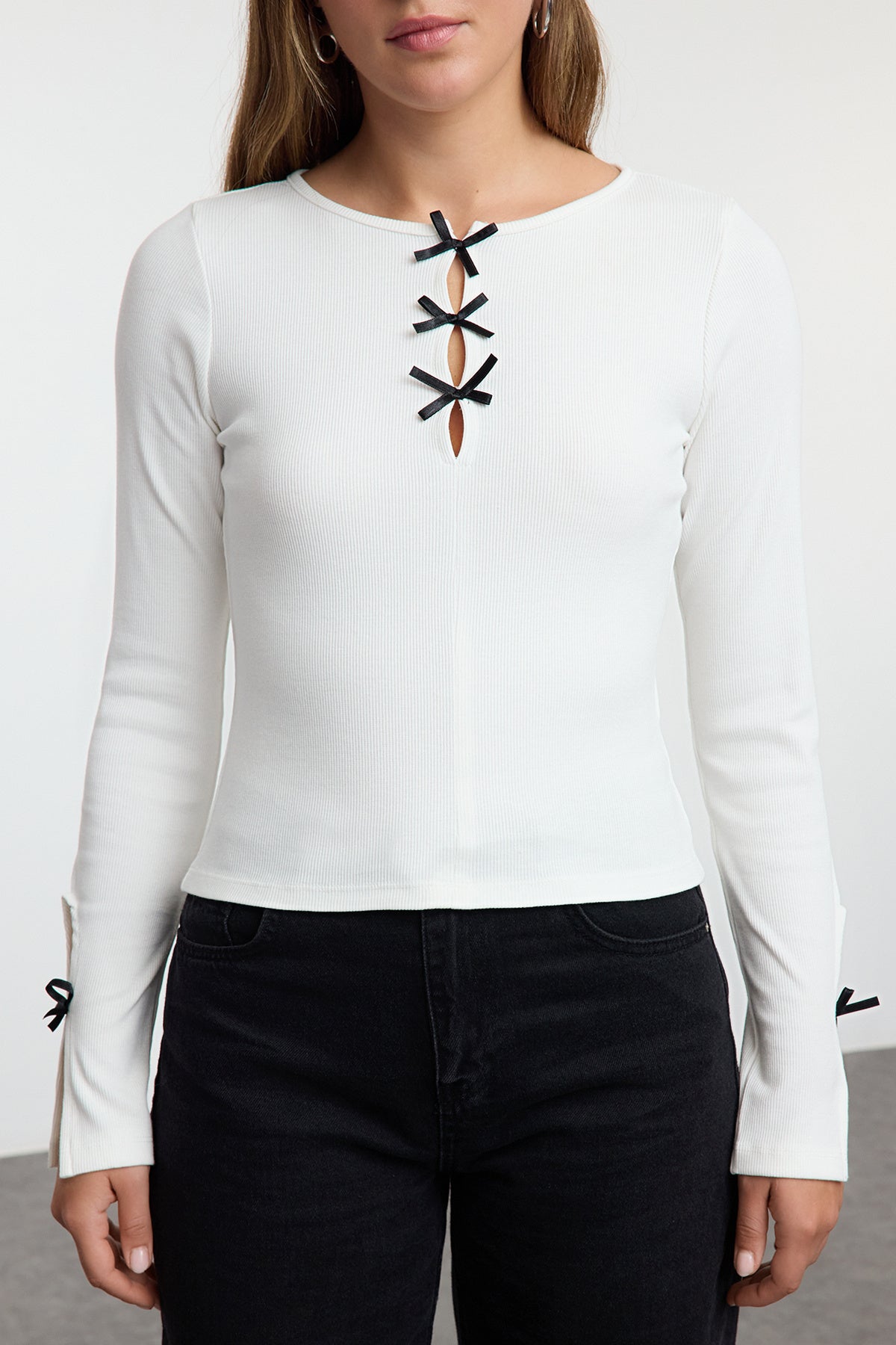 Trendyolmilla Ekru Fiyonk ve Cut Out Detaylı Bisiklet Yaka Slim/Vücuda Oturan Örme Bluz TWOAW25BZ00177