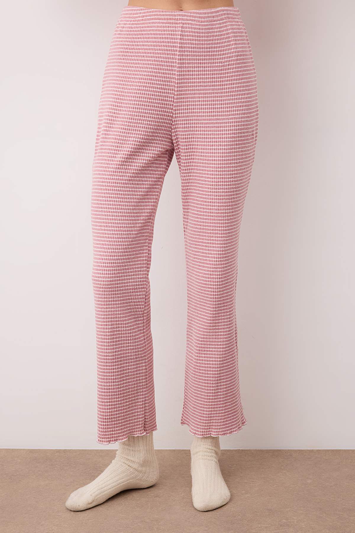 Beyaz-Pembe Çizgili Kurdeleli Yumuşak Tuşe Fırçalı Kışlık Fitilli Örme Pijama Takımı THMAW26PT00129