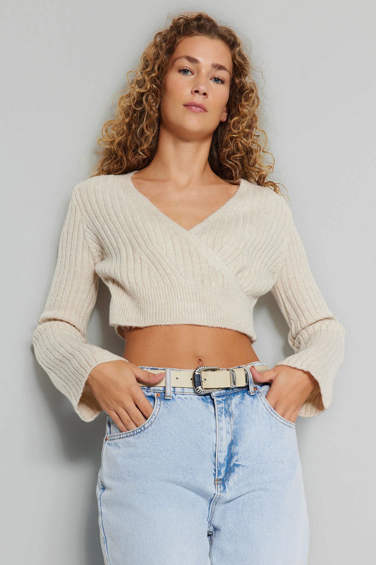 Trendyolmilla Kahverengi Crop Yumuşak Dokulu Kruvaze Triko Kazak TWOAW24KZ00381