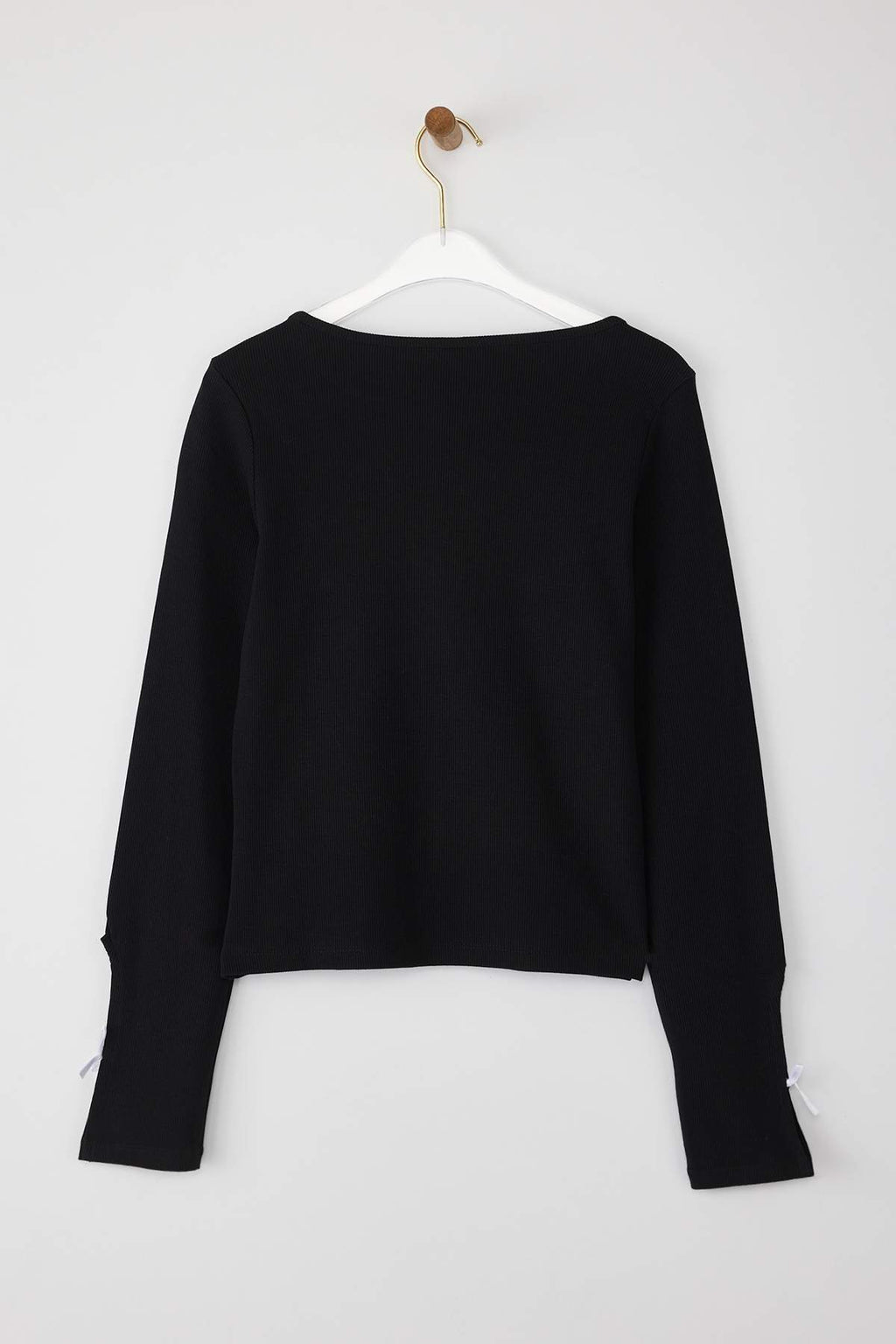 Trendyolmilla Ekru Fiyonk ve Cut Out Detaylı Bisiklet Yaka Slim/Vücuda Oturan Örme Bluz TWOAW25BZ00177