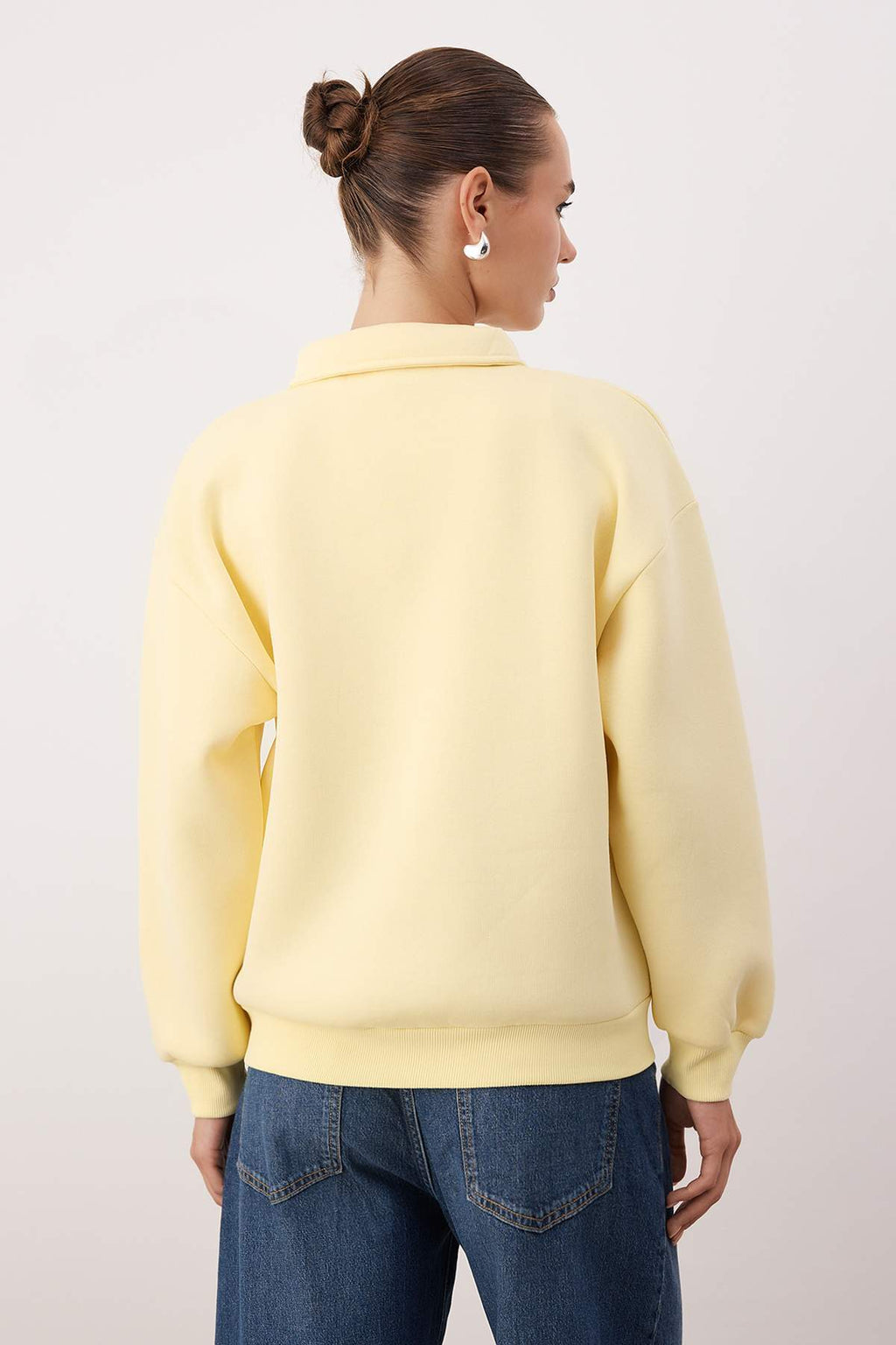 Trendyolmilla Sarı Gömlek Yaka Nakışlı Regular Fit Kalın İçi Polarlı Örme Sweatshirt TWOAW24SW00182