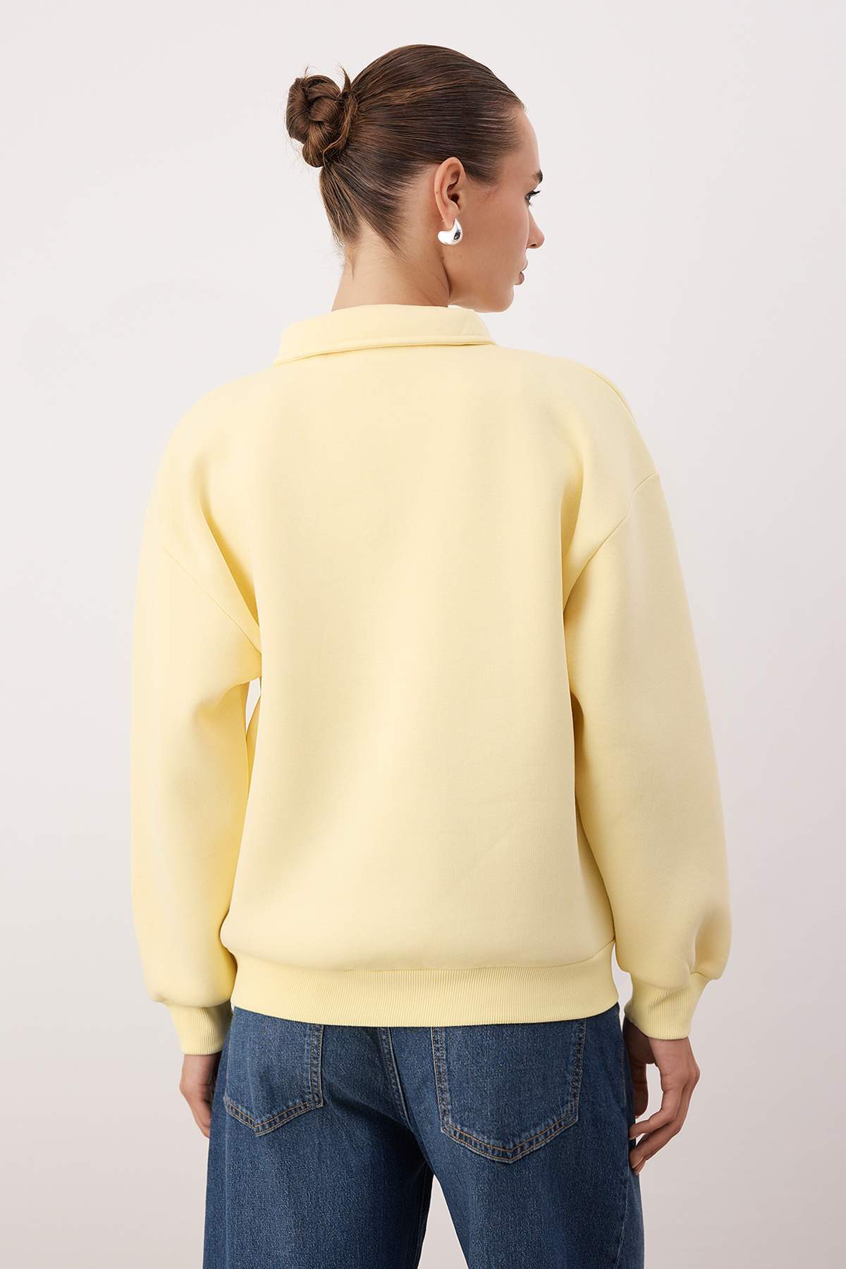 Trendyolmilla Sarı Gömlek Yaka Nakışlı Regular Fit Kalın İçi Polarlı Örme Sweatshirt TWOAW24SW00182