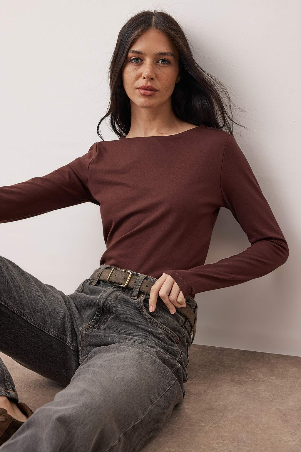 Trendyolmilla Kahverengi Pamuklu Kayık Yaka Fitted/Vücuda Oturan Esnek Bluz TWOAW24BZ00166
