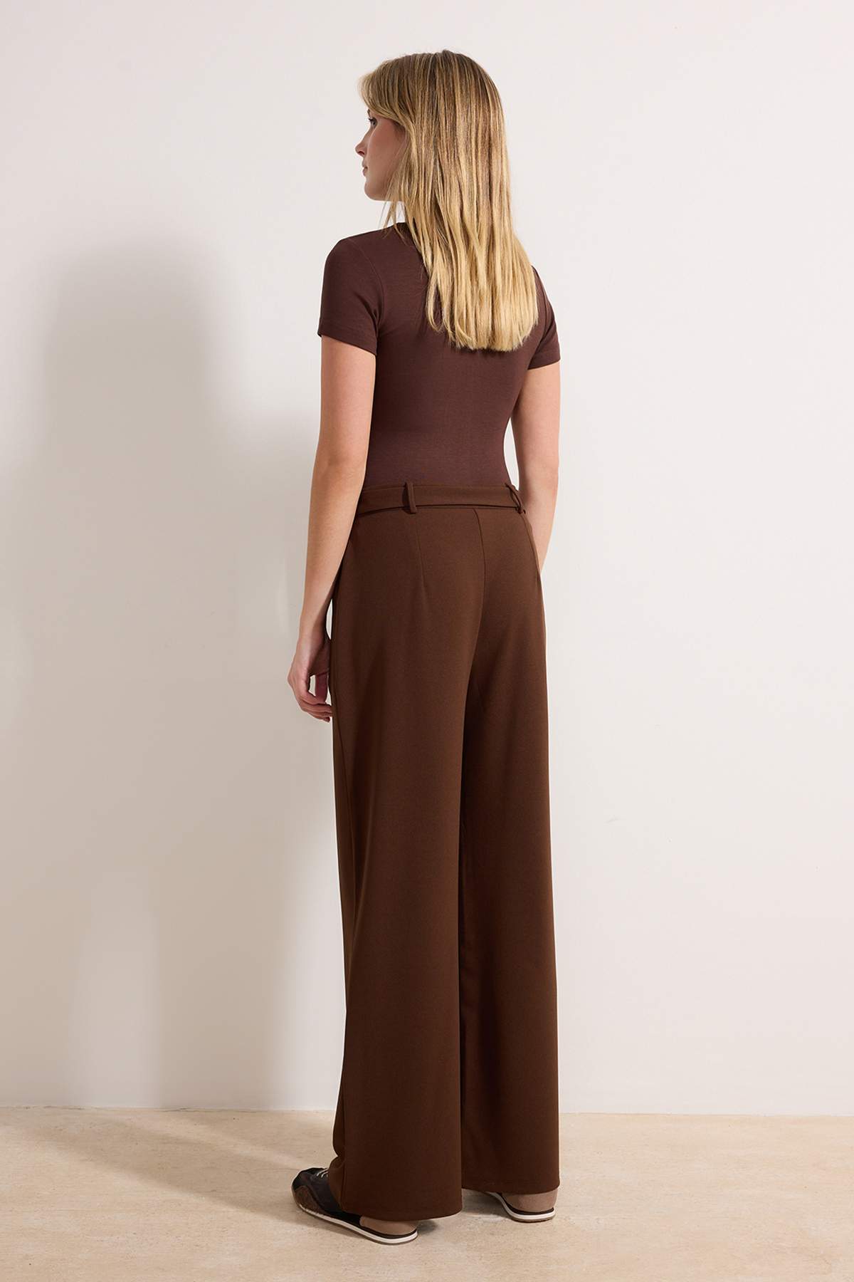 Trendyolmilla Koyu Kahverengi Kemerli Wideleg/Geniş Paça Yüksek Bel Smart Krep Kumaş Örme Pantolon TWOSS23PL00330