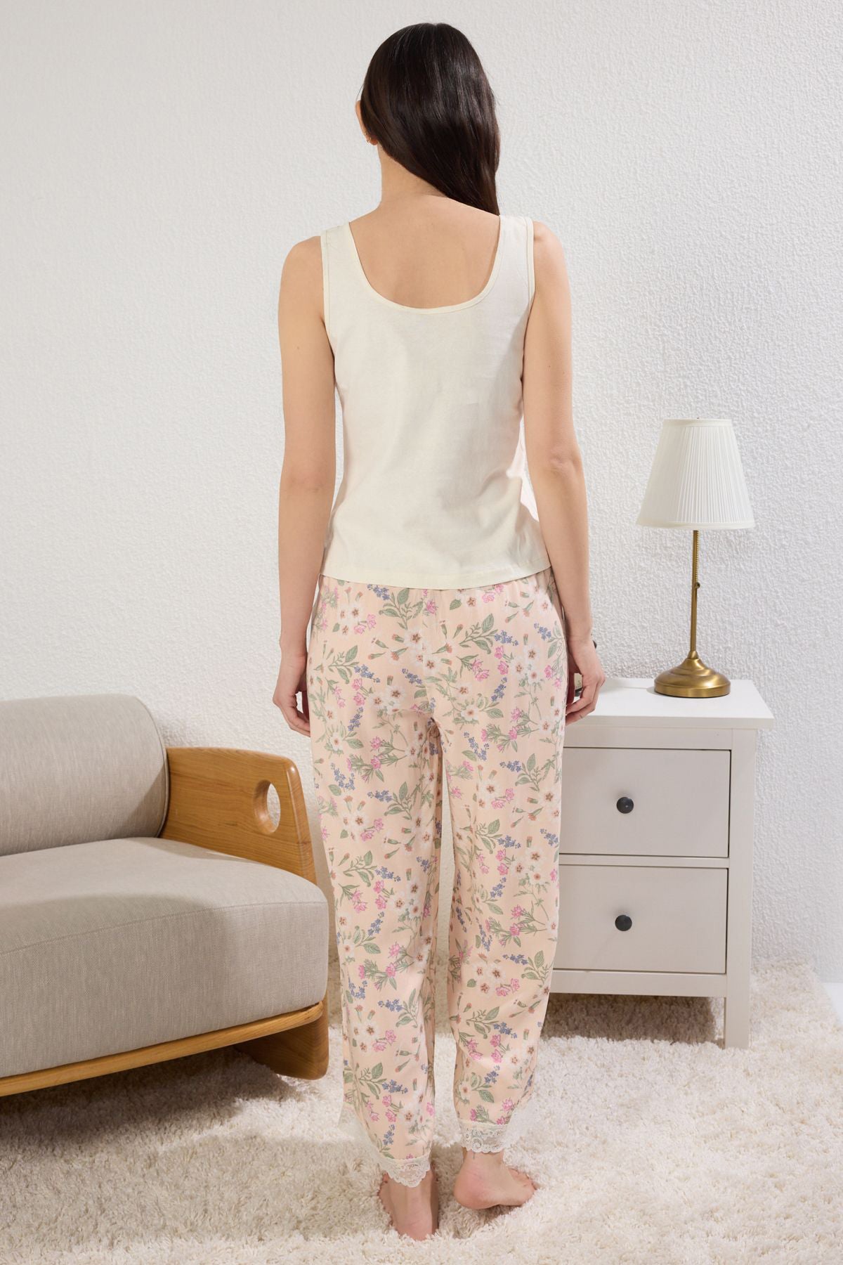 Ekru Çiçekli Dantel Detaylı Viskon Örme Pijama Takımı THMSS25PT00223