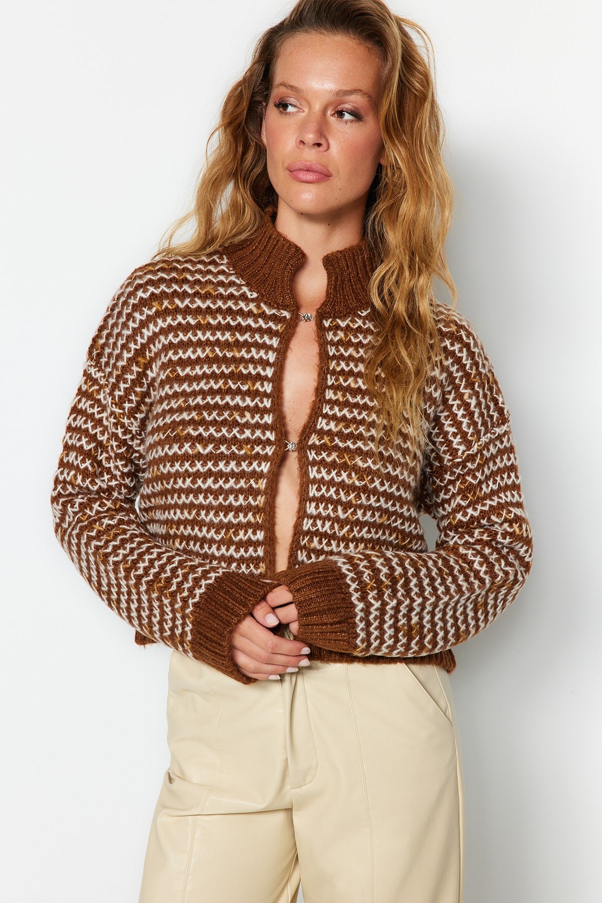 Trendyolmilla Kahverengi Yumuşak Dokulu Degrade Triko Hırka TWOAW24HI00052 Secondary image