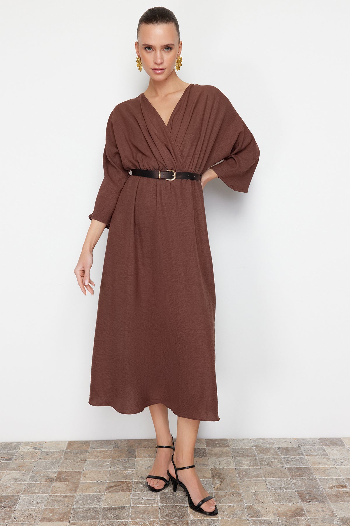 Trendyolmilla Kahverengi Kemerli A-line Kruvaze Yakalı Aerobin Boho Midi Dokuma Elbise TWOSS24EL00992