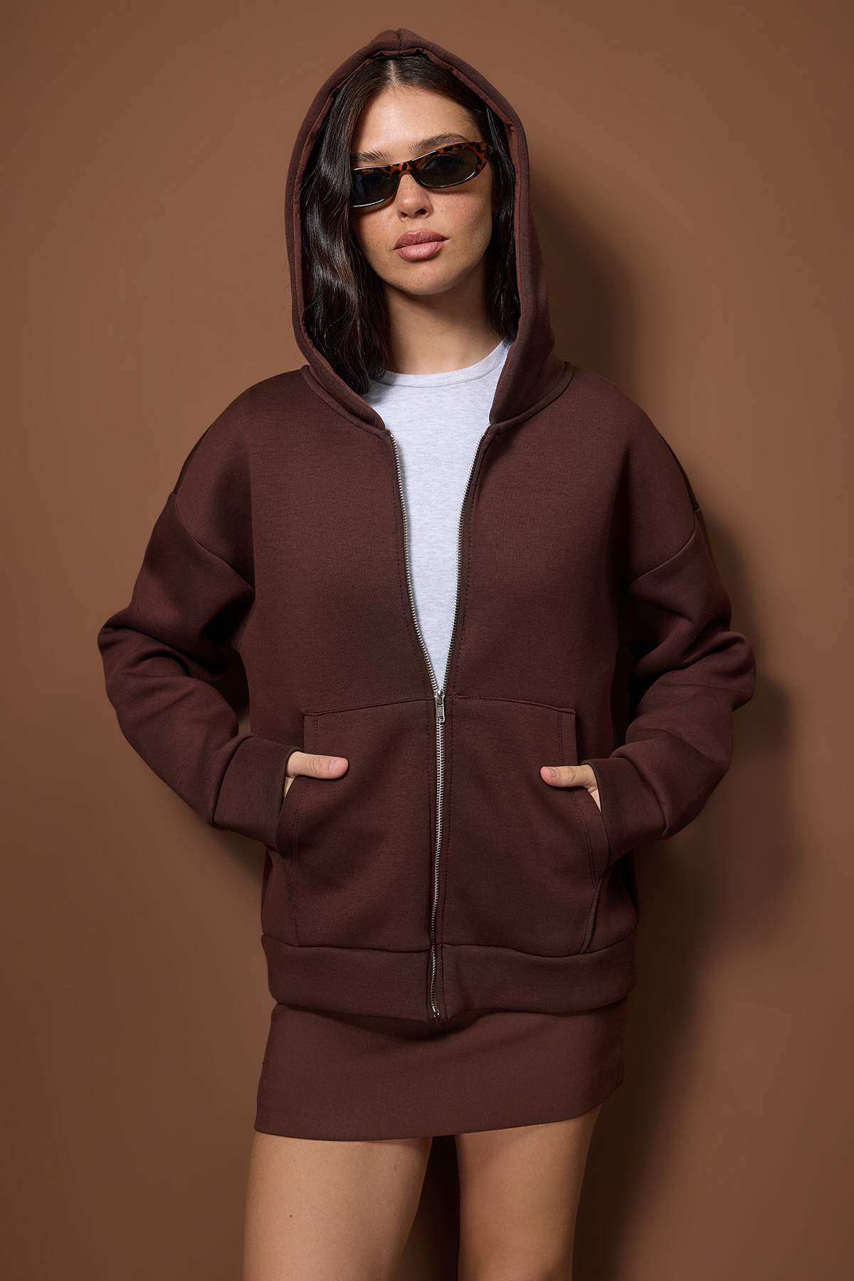 Trendyolmilla Wardrobe Essentials – Koyu Kahverengi Oversize Kapüşonlu Örme Sweatshirt |TWOAW26SW00018 Main image