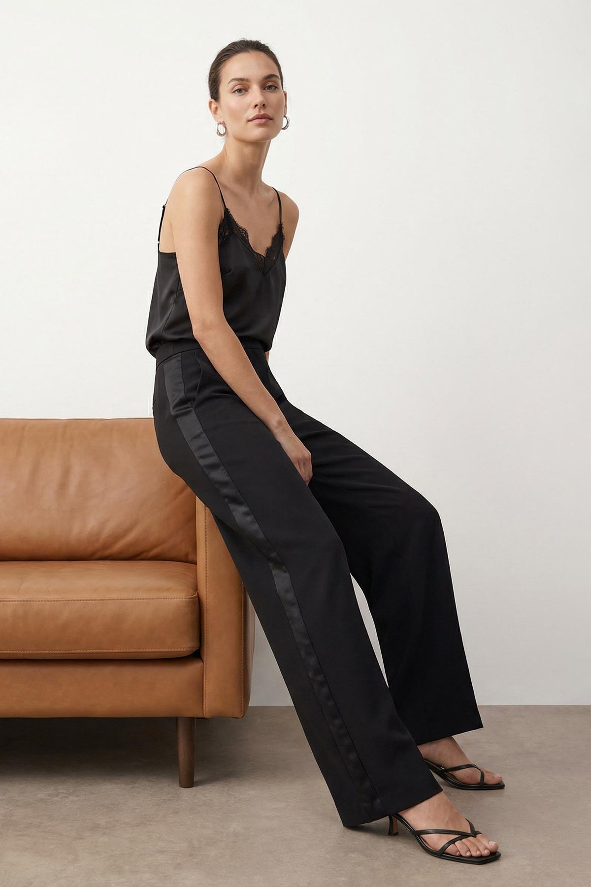 Siyah Yanda Saten Şerit Detaylı Wide Leg/Geniş Paça Pantolon TWOAW26PL00089 Main image