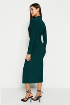 Trendyolmilla Siyah Fitted/Vücuda Oturan Dik Yaka Drapeli Kemerli Esnek Örme Kalem Elbise TWOAW22EL0434