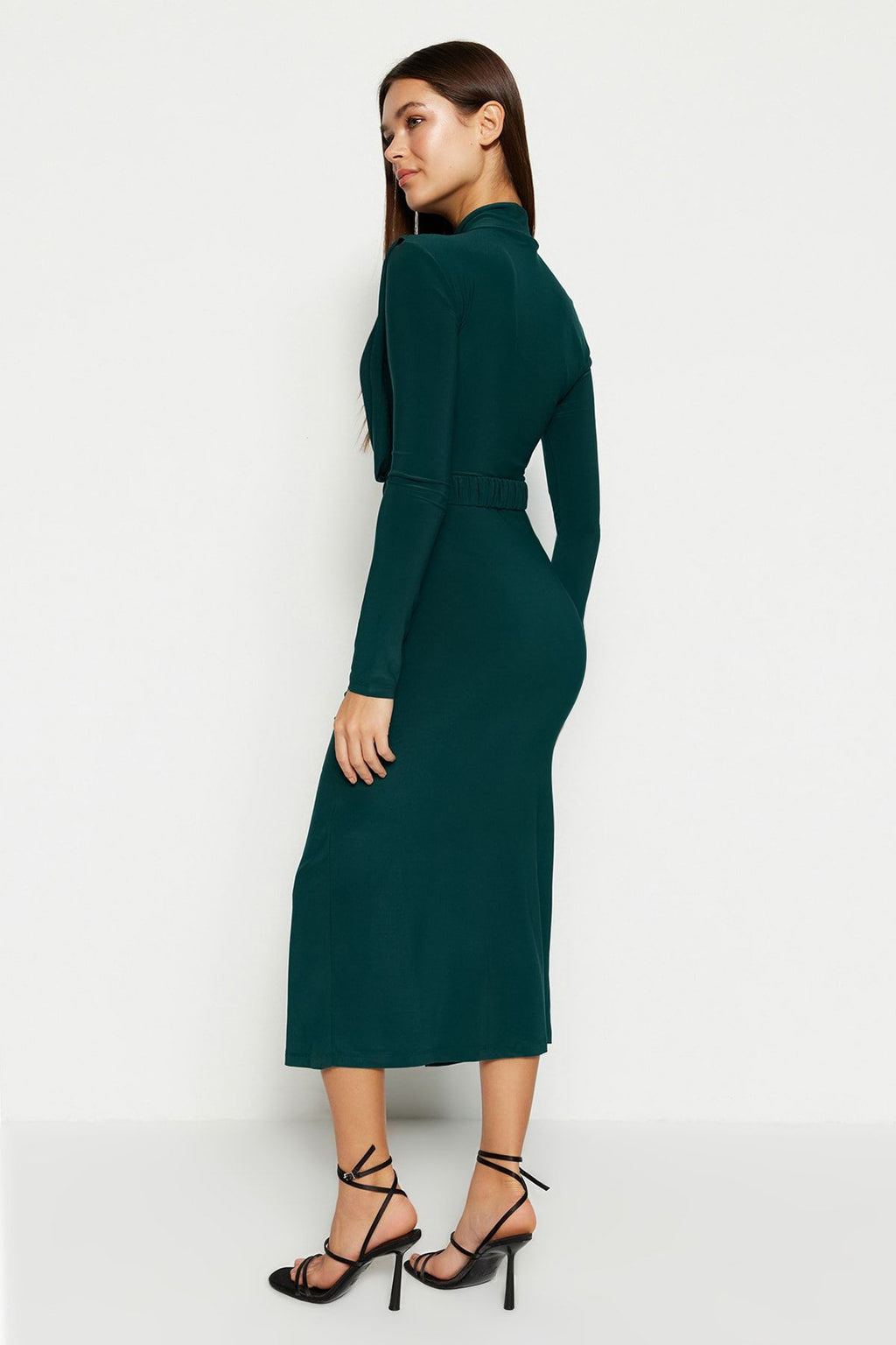 Trendyolmilla Siyah Fitted/Vücuda Oturan Dik Yaka Drapeli Kemerli Esnek Örme Kalem Elbise TWOAW22EL0434