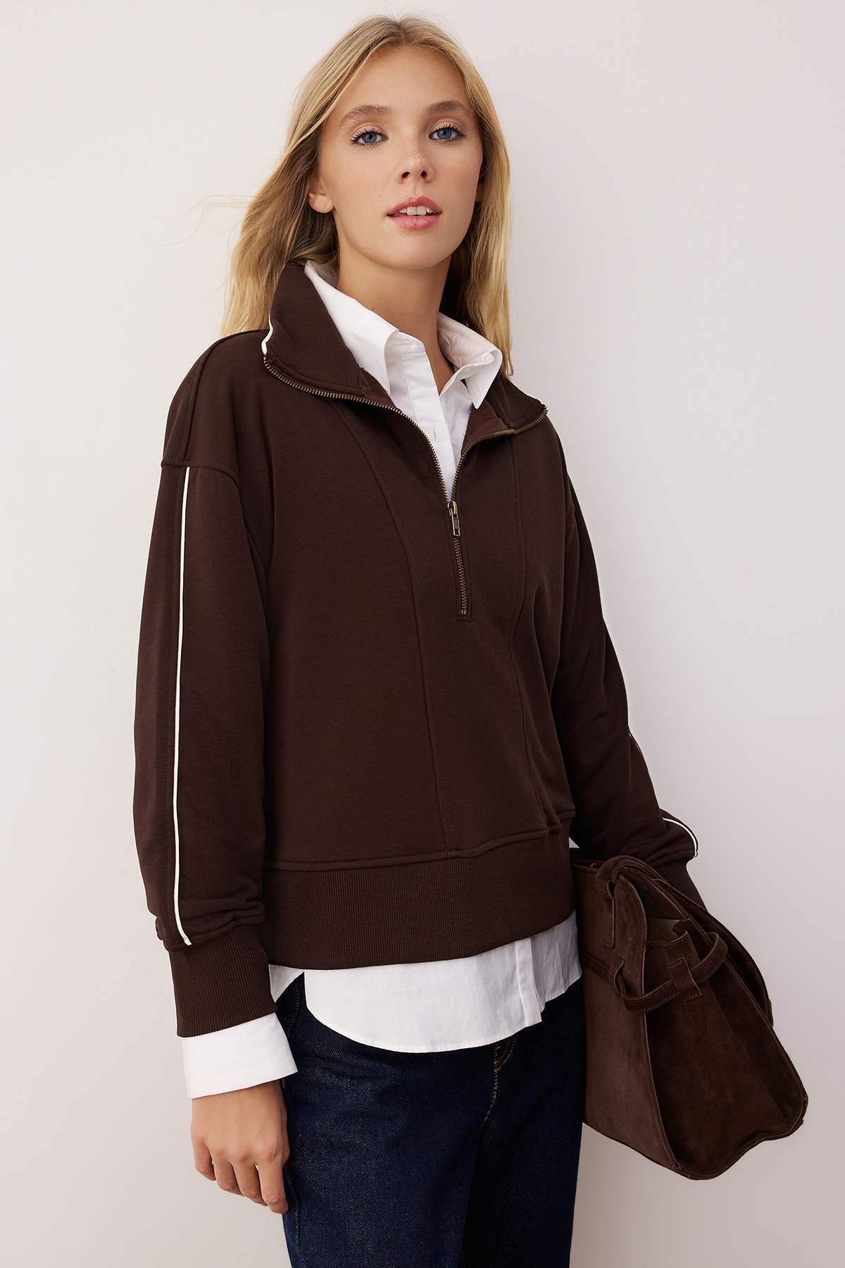 Trendyolmilla Kahverengi Fermuarlı Polo Yaka Şerit Detaylı Regular/Normal Kesim Örme Sweatshirt TWOAW26SW00034 Main image