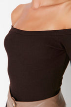 Trendyolmilla Bordo Carmen Yaka Choker Detaylı Fitted/Vücuda Oturan Crop Fitilli Örme Bluz TWOAW22BZ0531