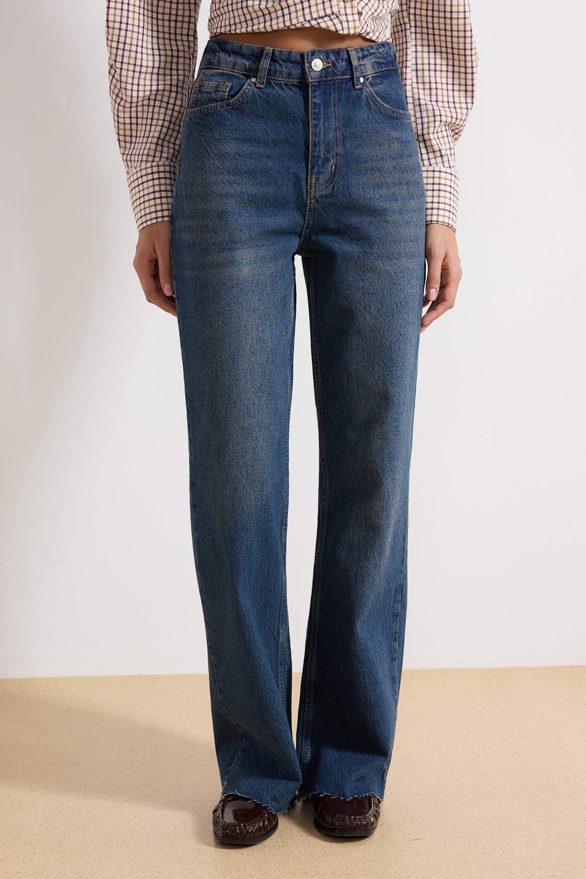 Trendyolmilla Ekru Paçası Kesikli Yüksek Bel Straight %100 Pamuk Non-Stretch Jeans TWOAW25JE00378
