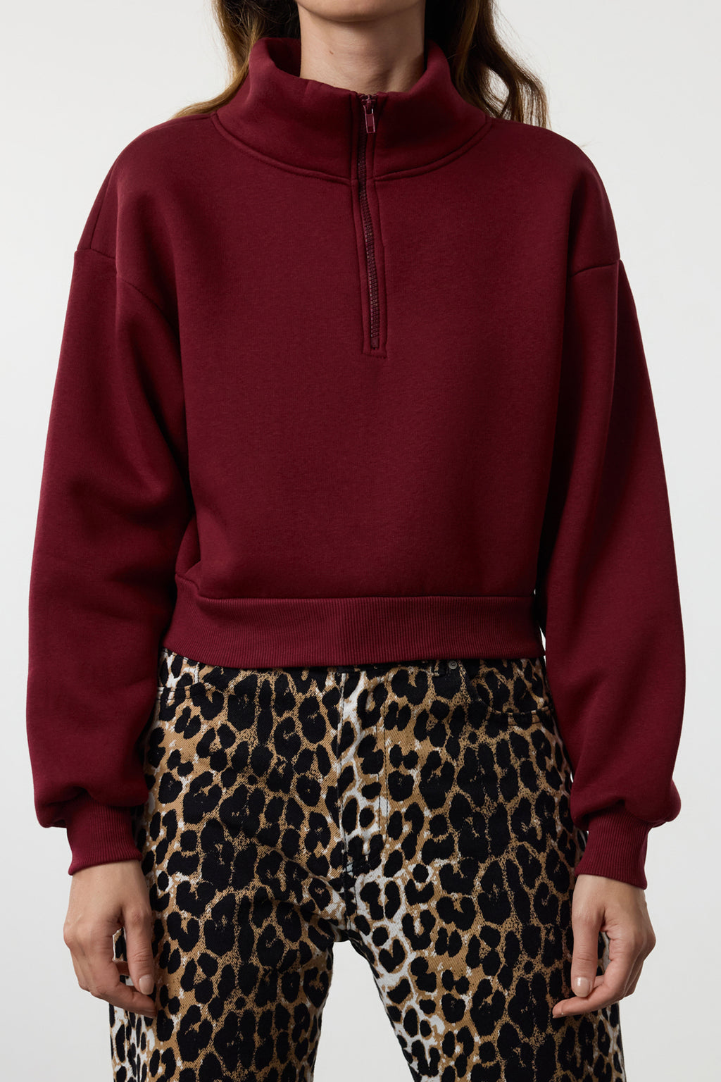 Trendyolmilla Siyah Rahat Kesim Crop Basic Fermuarlı Dik Yaka Kalın İçi Polarlı Örme Sweatshirt TWOAW24SW00221