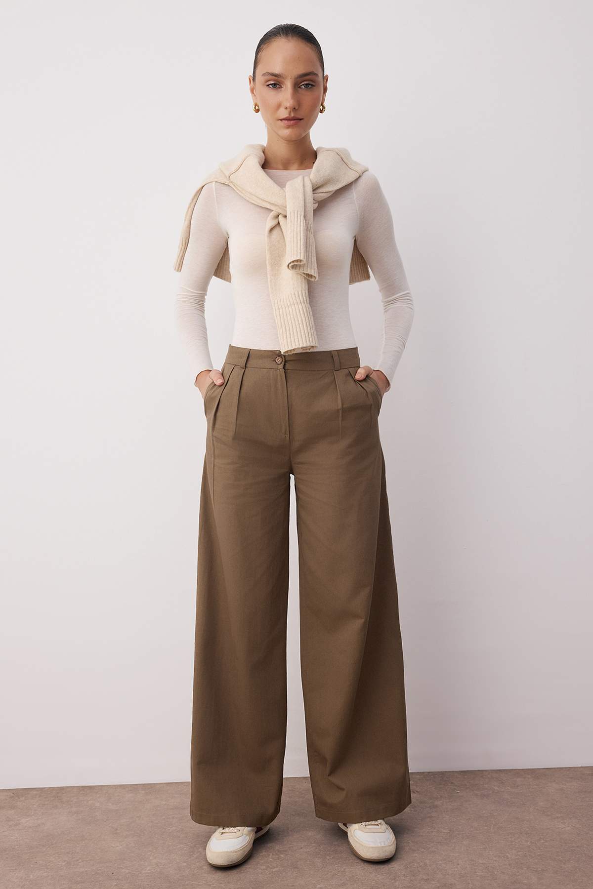 Kahverengi İnce Dökümlü Yumuşak Tuşeli %100 Pamuk Wide Leg/Geniş Paça Pantolon TWOAW26PL00010 Secondary image