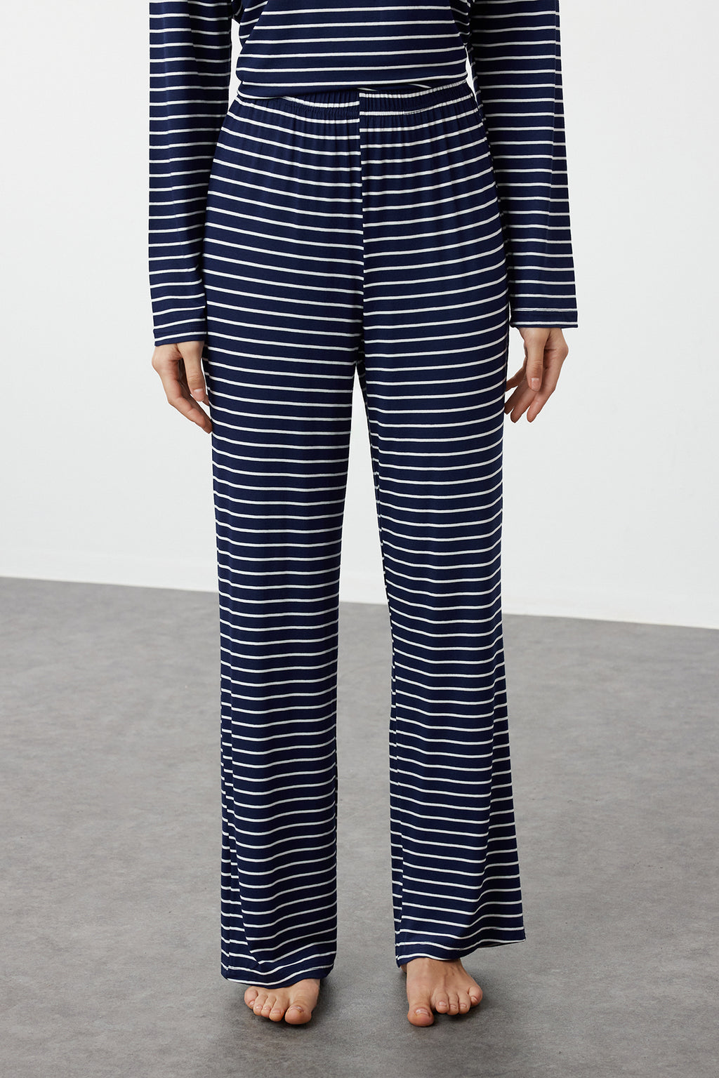 Trendyolmilla Kırmızı Çizgili Gökkuşağı Baskılı Viskon Örme Pijama Takımı THMAW25PT00014