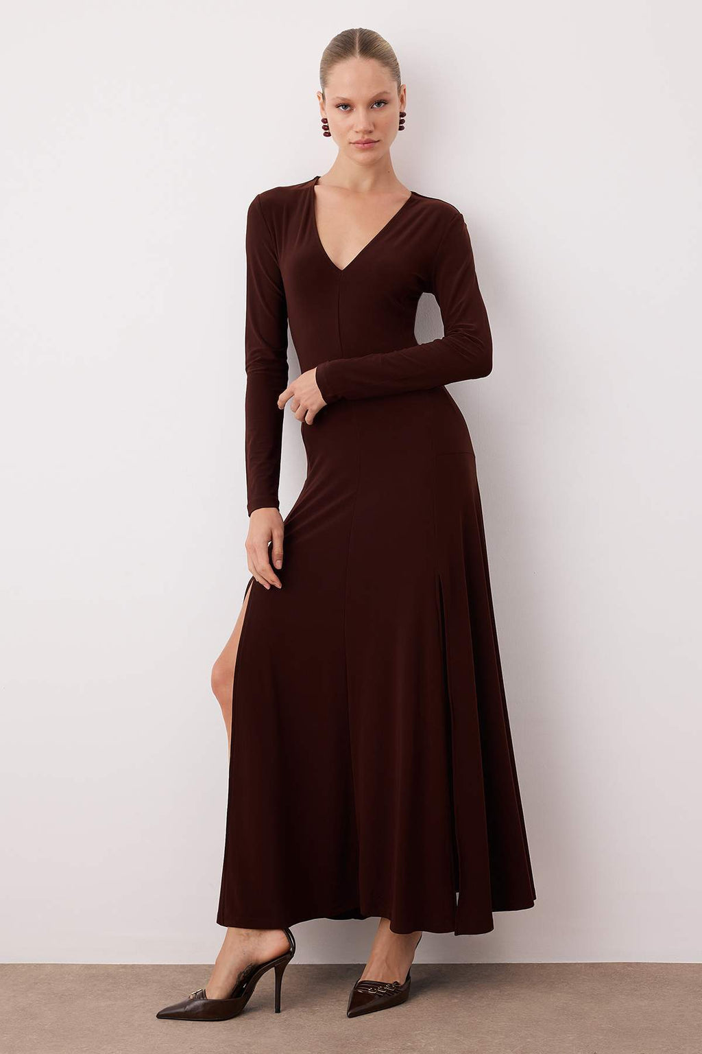 Trendyolmilla Limited Edition Kahverengi V Yaka Skater/Belden Açılan Esnek Maxi Örme Elbise TWOAW25EL00299