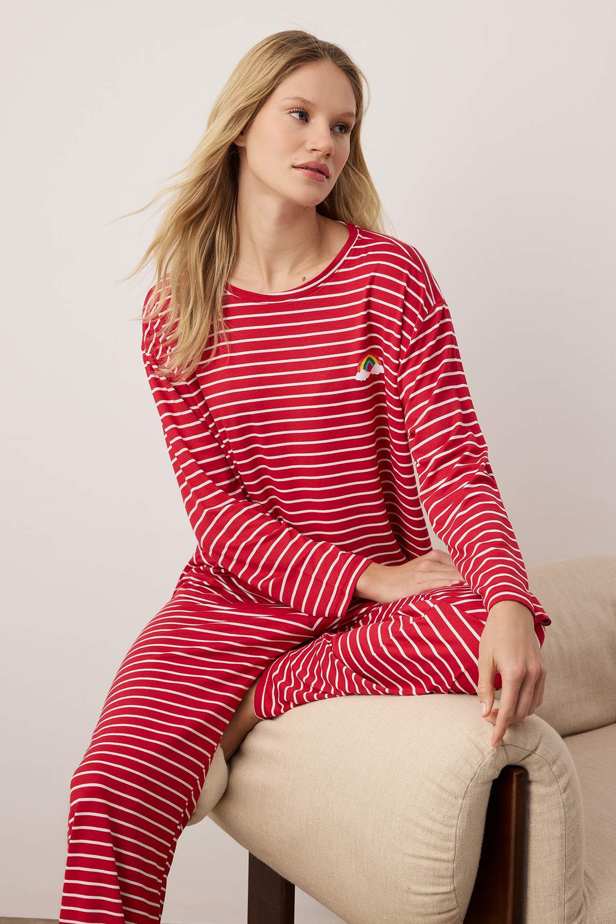 Trendyolmilla Kırmızı Çizgili Gökkuşağı Baskılı Viskon Örme Pijama Takımı THMAW25PT00014