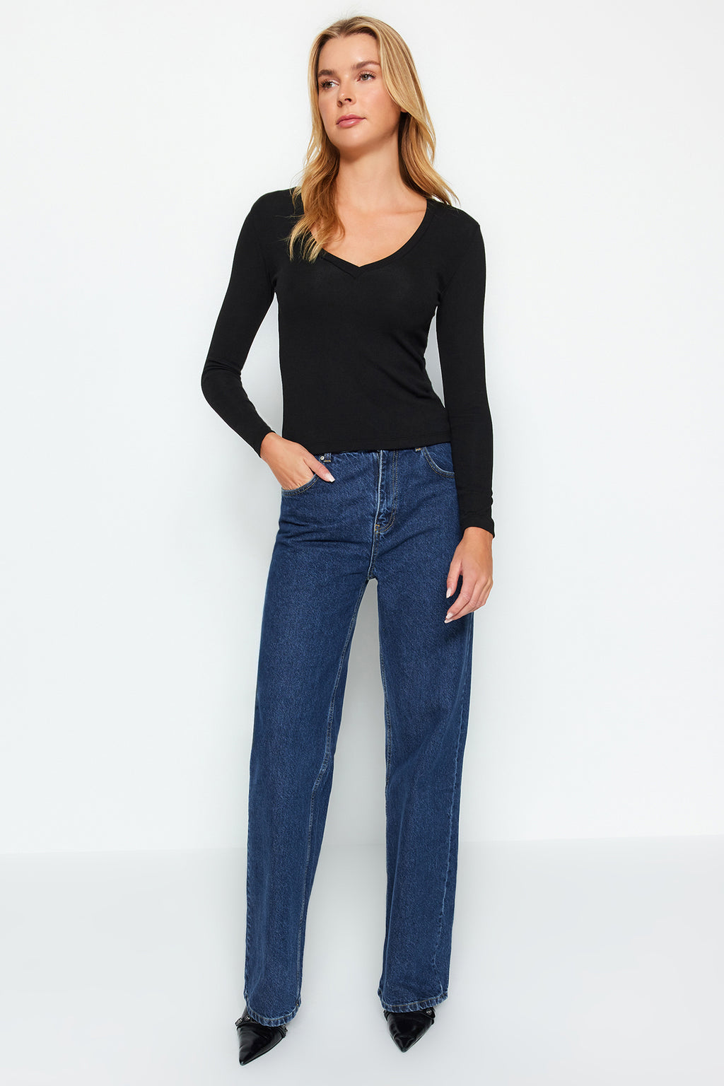 Trendyolmilla Siyah Premium Yumuşak Kumaşlı V Yaka Fitted/Vücuda Oturan Esnek Örme Bluz TWOAW24BZ00050