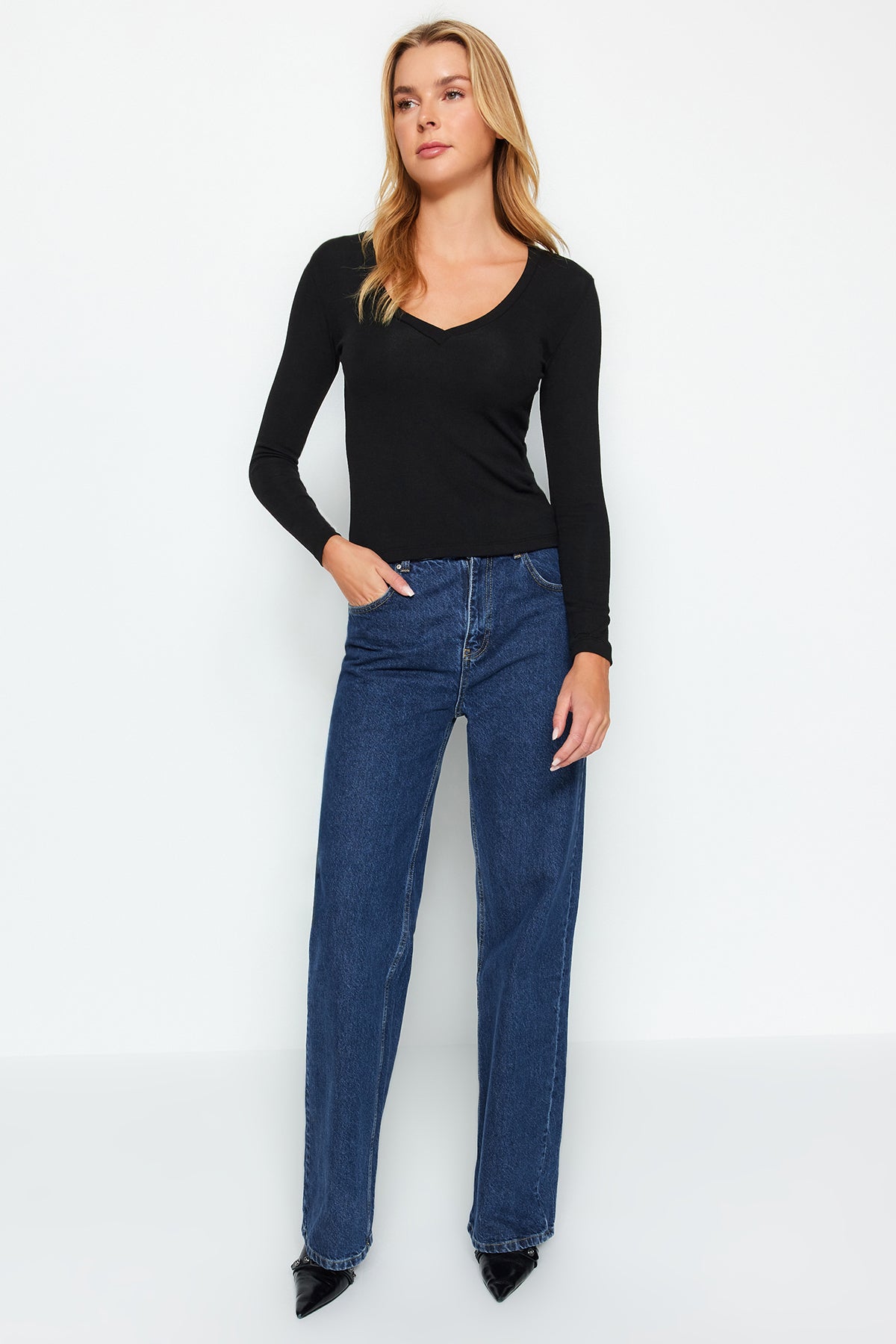 Trendyolmilla Siyah Premium Yumuşak Kumaşlı V Yaka Fitted/Vücuda Oturan Esnek Örme Bluz TWOAW24BZ00050