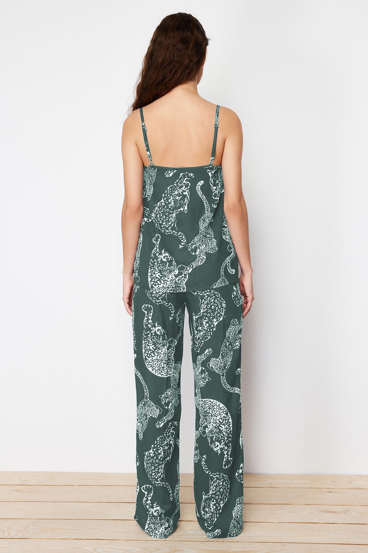 Trendyolmilla Lacivert Kaplan Desenli İp Askılı Viskon Dokuma Pijama Takımı THMSS24PT00127