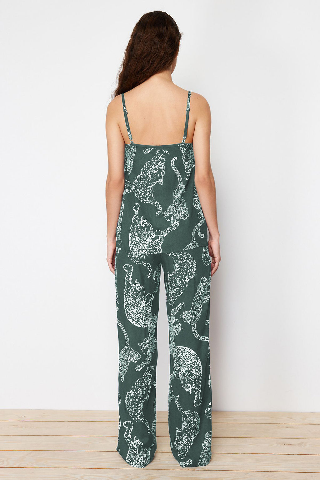 Trendyolmilla Lacivert Kaplan Desenli İp Askılı Viskon Dokuma Pijama Takımı THMSS24PT00127