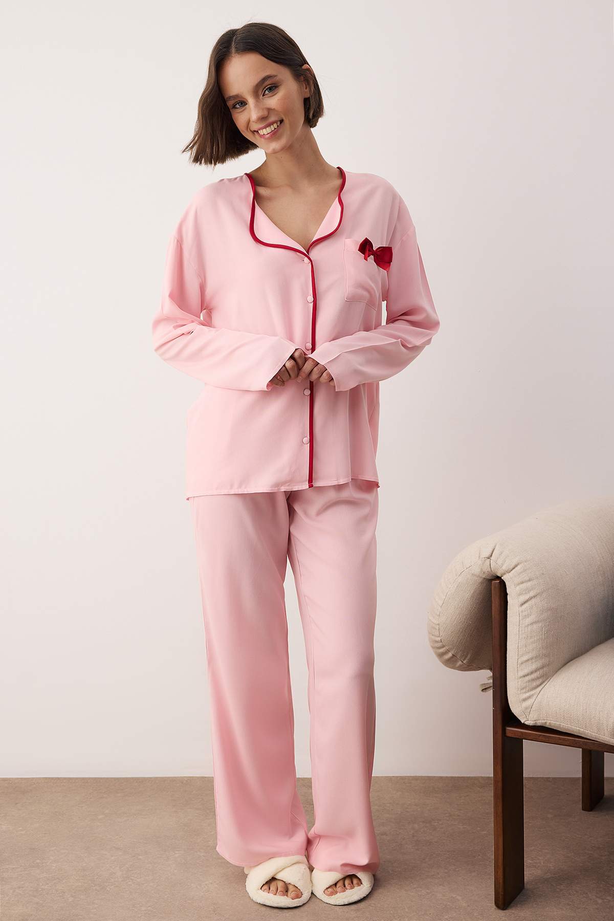 Trendyolmilla Pembe Kurdele/Fiyonk ve Biye Detaylı Viskon Dokuma Pijama Takımı THMAW26PT00007 Main image