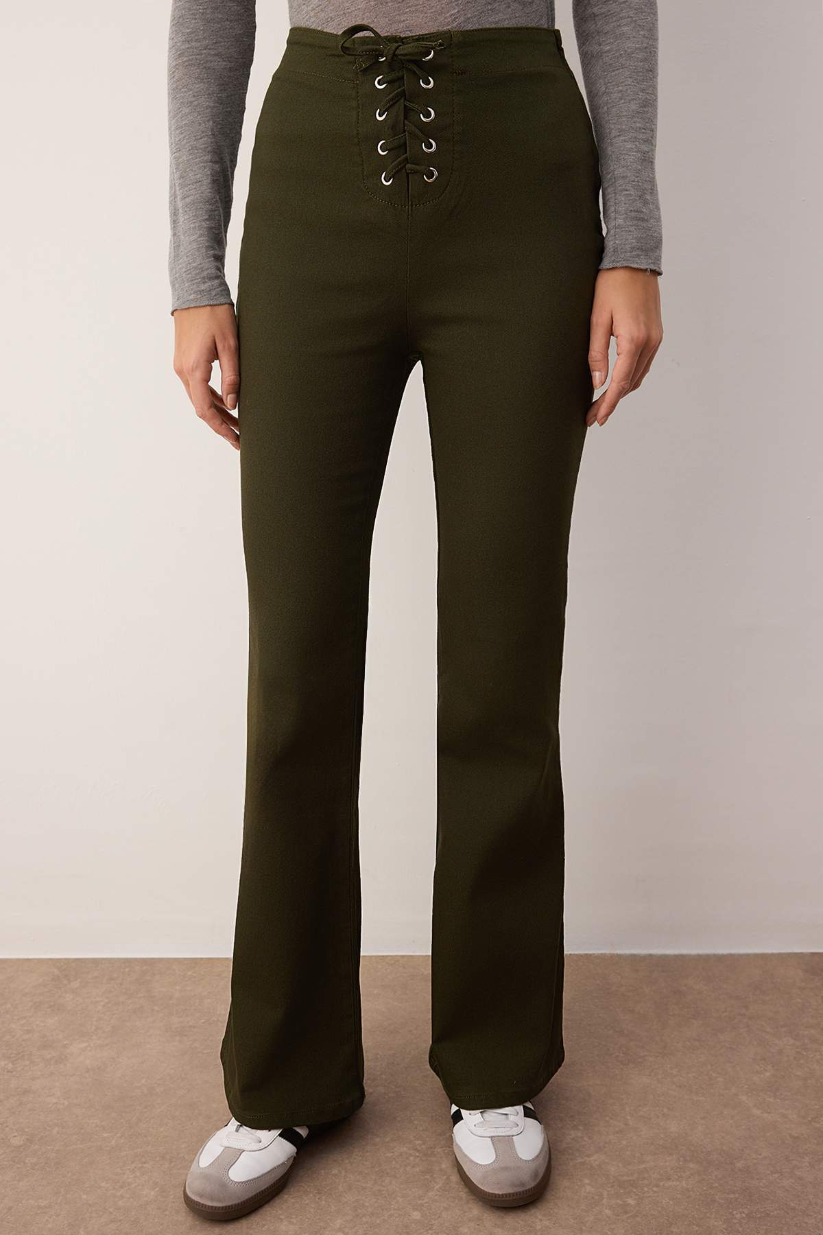 Trendyolmilla Haki Flare Kalıp Bağlama Detaylı Bootcut Gabardin Pantolon TWOAW26PL00064