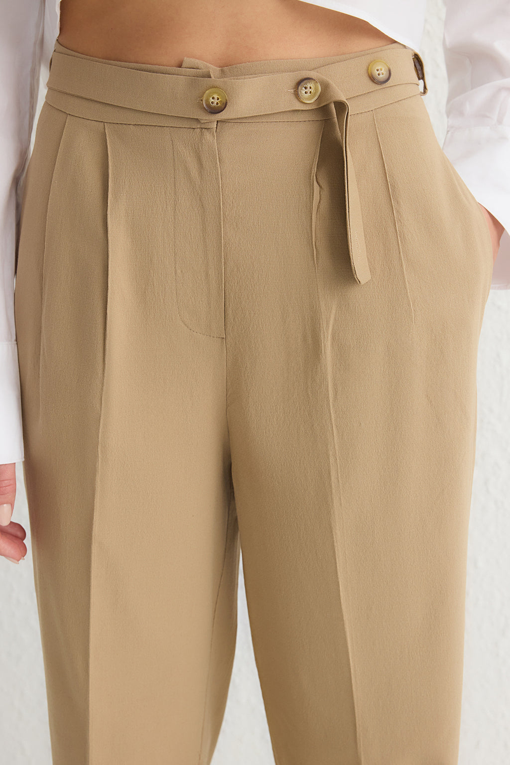 Trendyolmilla Bej Straight/Düz Kesim Kemer Detaylı Dokuma Pantolon TWOSS24PL00023