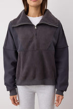 Trendyolmilla Ekru Regular/Normal Kalıp Polar Fermuarlı Cep Detaylı Kalın Örme Sweatshirt TWOAW26SW00009