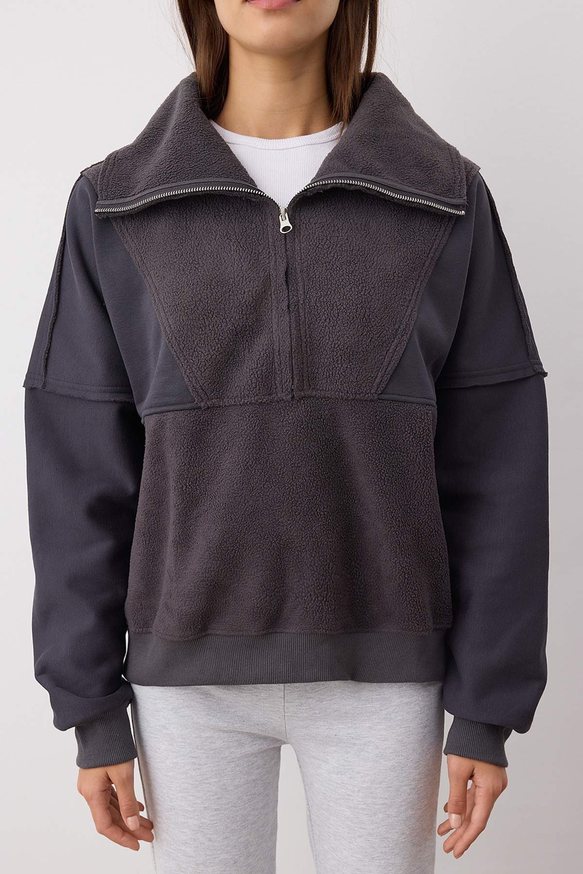 Trendyolmilla Ekru Regular/Normal Kalıp Polar Fermuarlı Cep Detaylı Kalın Örme Sweatshirt TWOAW26SW00009