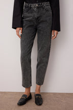 Trendyolmilla Siyah Yüksek Bel Mom %100 Pamuk Non-Stretch Jeans TWOSS23JE00067
