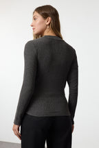 Antrasit Dik Yaka Büzgü/Drape Detaylı Regular/Normal Kalıp Örme Bluz TWOAW25BZ00221