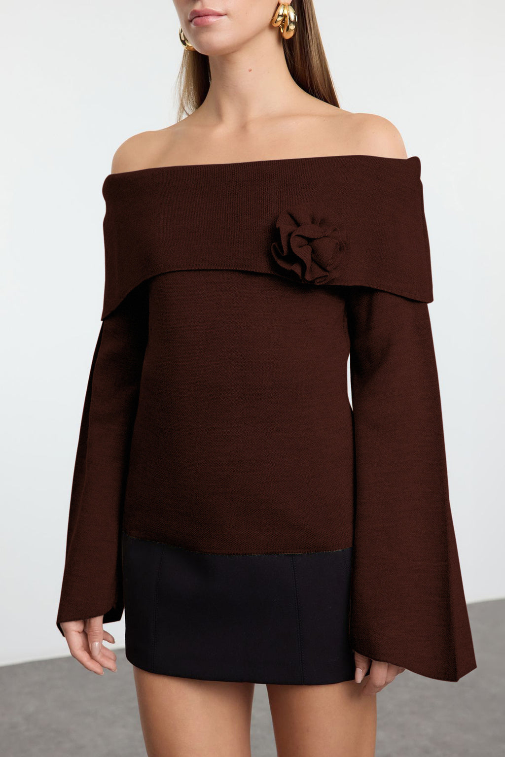 Trendyolmilla Kahverengi Gül Detaylı Carmen Yaka Triko Kazak TWOAW25KZ00373