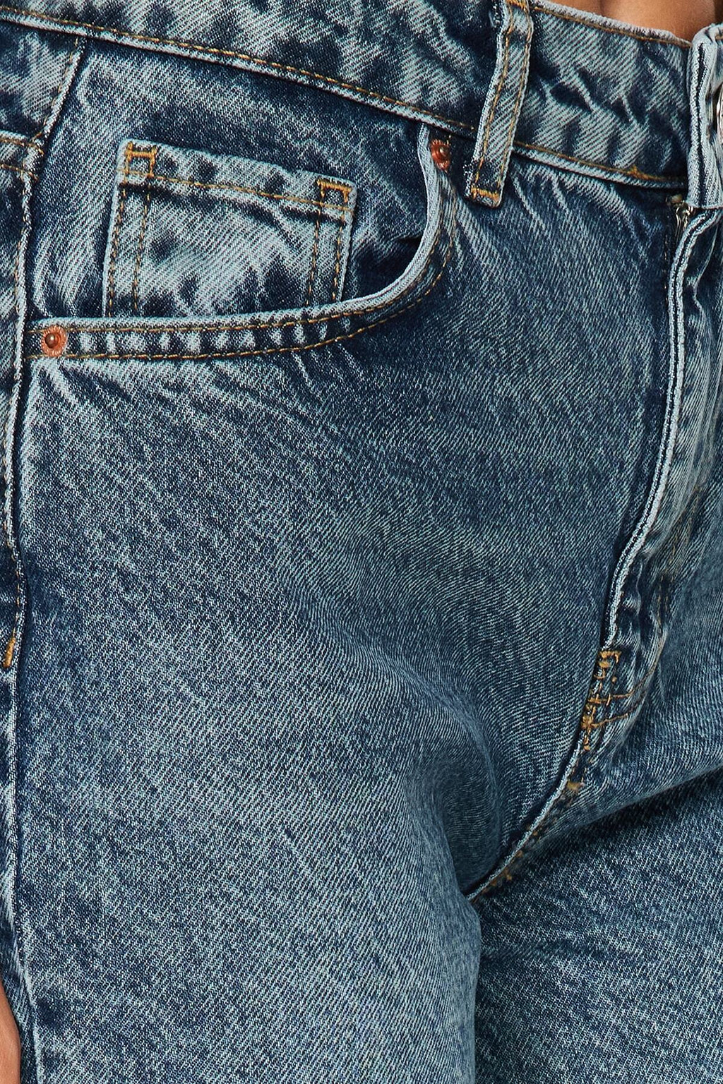 Trendyolmilla Mavi Soluk Efekt Vintage Yüksek Bel Wide Leg Geniş Paça %100 Pamuk Non-Stretch Jeans TWOAW24JE00089