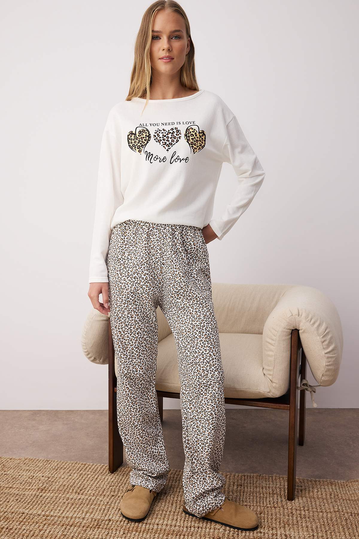 Trendyolmilla Kırmızı Pamuklu Kalpli Slogan Baskılı Uyku Bantlı Örme Pijama Takımı THMAW25PT00223