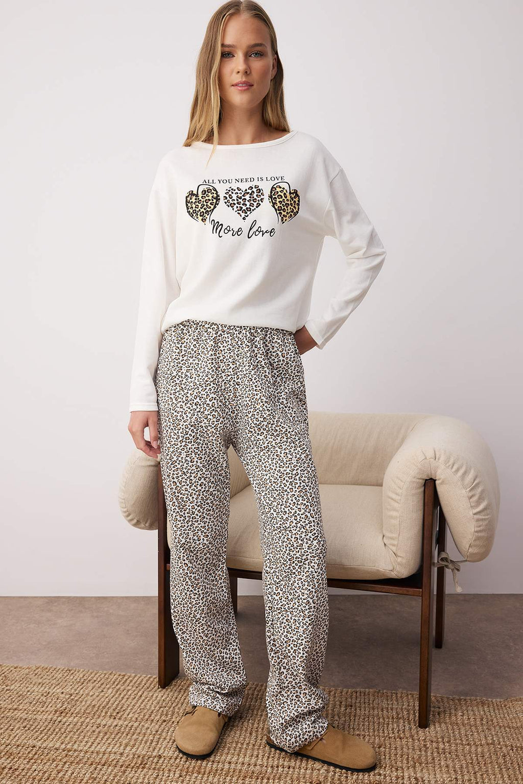 Trendyolmilla Siyah Pamuklu Leopar Desenli ve Yılbaşı Temalı Uyku Bantlı Örme Pijama Takımı THMAW25PT00223